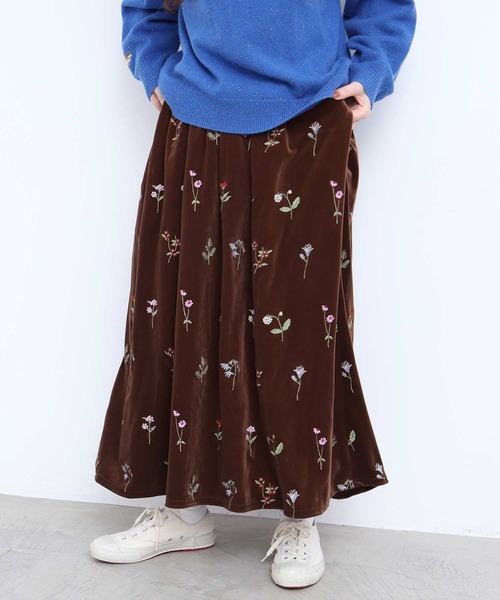 l'atelier du savon(アトリエドサボン)の「秋の草花 ベロア刺繍ロングスカート(スカート・レディース・ネイビー/ブラウン・FREE)」の5枚目の写真