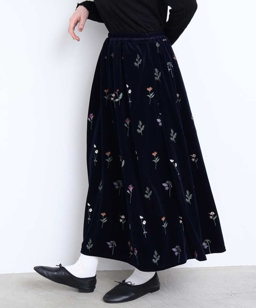 l'atelier du savon(アトリエドサボン)の「秋の草花 ベロア刺繍ロングスカート(スカート・レディース・ネイビー/ブラウン・FREE)」の9枚目の写真
