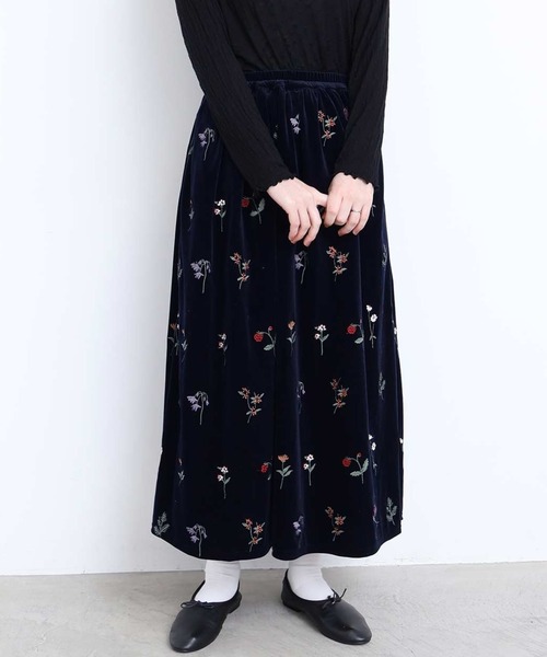 l'atelier du savon(アトリエドサボン)の「秋の草花 ベロア刺繍ロングスカート(スカート・レディース・ネイビー/ブラウン・FREE)」の8枚目の写真
