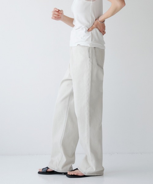 Nunc.(ヌンク)の「ストレートデニムパンツ(デニムパンツ・レディース・サックスブルー/ライトブルー/オフホワイト/ブラック・38/36/40)」の16枚目の写真