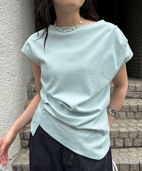 fredy emue(フレディエミュ)の「アシメデザインカットソーブラウス(Tシャツ/カットソー・レディース・オフホワイト/ベージュ/チャコールグレー/サックスブルー・38)」の4枚目の写真