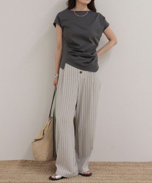fredy emue(フレディエミュ)の「アシメデザインカットソーブラウス(Tシャツ/カットソー・レディース・オフホワイト/ベージュ/チャコールグレー/サックスブルー・38)」の15枚目の写真