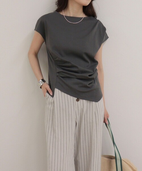fredy emue(フレディエミュ)の「アシメデザインカットソーブラウス(Tシャツ/カットソー・レディース・オフホワイト/ベージュ/チャコールグレー/サックスブルー・38)」の20枚目の写真