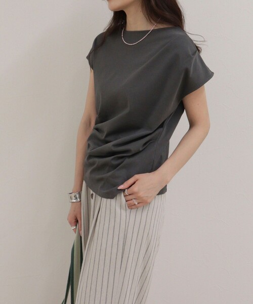 fredy emue(フレディエミュ)の「アシメデザインカットソーブラウス(Tシャツ/カットソー・レディース・オフホワイト/ベージュ/チャコールグレー/サックスブルー・38)」の21枚目の写真
