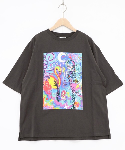 ScoLar（スカラー）の「162676：【イラスト募集】オアシスの夢柄Tシャツ（Tシャツ/カットソー・レディース・オフホワイト/チャコールグレー・M）」の2枚目の写真