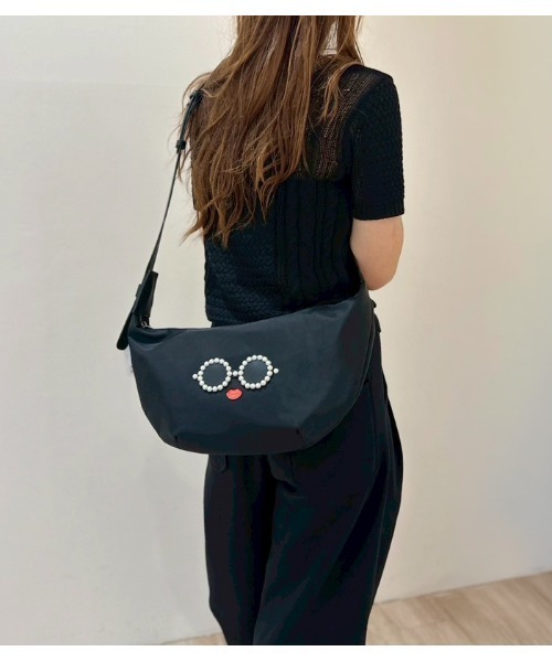 a-jolie(アジョリー)の「【a-jolie/アジョリー】パールサングラスナイロンサコッシュ(ボディバッグ/ウエストポーチ・レディース・カーキ/ブラック・FREE)」の2枚目の写真