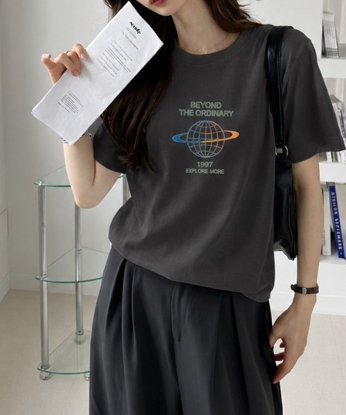 sowme.(ソウミー)の「レトロポップに着映える◎惑星ロゴ プリント ベーシック Tシャツ(Tシャツ/カットソー・レディース・オートミール/スミクロ/ホワイト系その他・SMALL/MEDIUM/LARGE)」の3枚目の写真