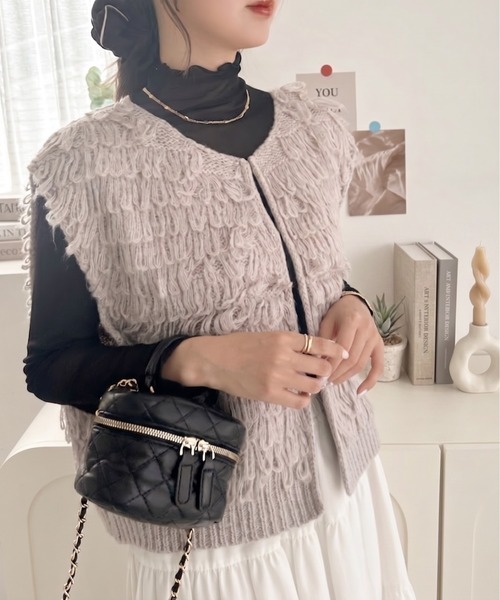 Eclat one(エクラワン)の「もこもこ、主役級。ループ編みショート丈ニットベスト(ニット/セーター・レディース・アイボリー/グレー/チャコールグレー/ブラック・FREE)」の4枚目の写真