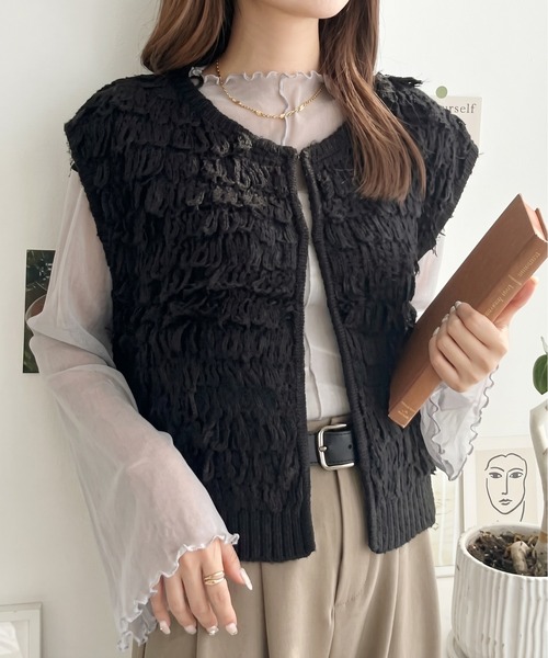 Eclat one(エクラワン)の「もこもこ、主役級。ループ編みショート丈ニットベスト(ニット/セーター・レディース・アイボリー/グレー/チャコールグレー/ブラック・FREE)」の2枚目の写真