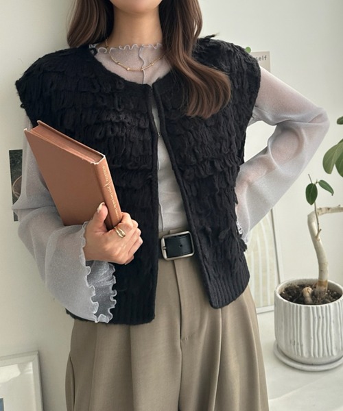 Eclat one(エクラワン)の「もこもこ、主役級。ループ編みショート丈ニットベスト(ニット/セーター・レディース・アイボリー/グレー/チャコールグレー/ブラック・FREE)」の8枚目の写真