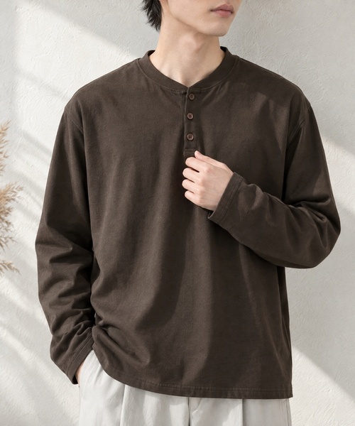 MONO-MART(モノマート)の「【EASY COMFORTシリーズ】USAコットン ベーシック コンパクトフィット ヘンリーネック長袖Tシャツ<UVカット>(Tシャツ/カットソー・メンズ・ブラック/ワイン系/ダークグレー/ブラウン系/グレイッシュブルー/オリーブ/ライトグレー/ホワイト・XL/L/M/S)」の5枚目の写真