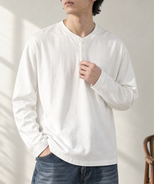 MONO-MART(モノマート)の「【EASY COMFORTシリーズ】USAコットン ベーシック コンパクトフィット ヘンリーネック長袖Tシャツ<UVカット>(Tシャツ/カットソー・メンズ・ブラック/ワイン系/ダークグレー/ブラウン系/グレイッシュブルー/オリーブ/ライトグレー/ホワイト・XL/L/M/S)」の2枚目の写真