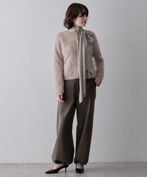 Whim Gazette(ウィムガゼット)の「〈WEB限定カラーあり〉カシミヤ混ファークルーネックニットジャケット(カーディガン/ボレロ・レディース・ベージュ/ブラウン/ブラック/グレー/オフホワイト/ネイビー・FREE)」の22枚目の写真