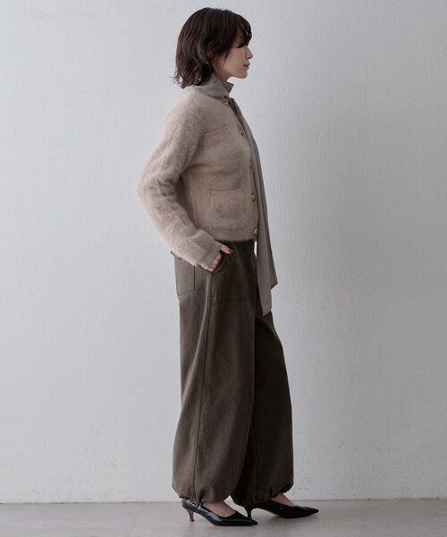 Whim Gazette(ウィムガゼット)の「〈WEB限定カラーあり〉カシミヤ混ファークルーネックニットジャケット(カーディガン/ボレロ・レディース・ベージュ/ブラウン/ブラック/グレー/オフホワイト/ネイビー・FREE)」の17枚目の写真
