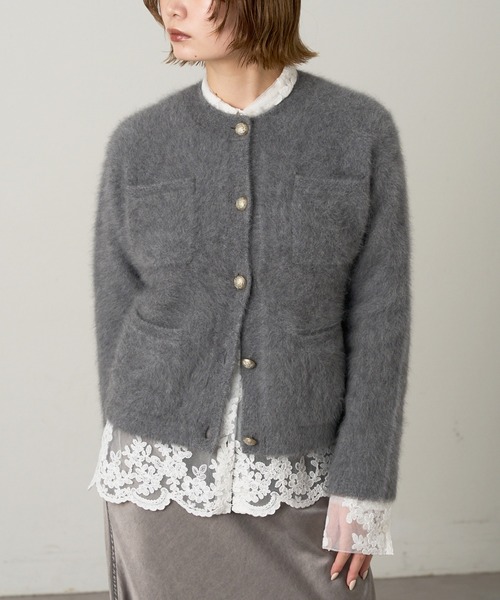 Whim Gazette(ウィムガゼット)の「〈WEB限定カラーあり〉カシミヤ混ファークルーネックニットジャケット(カーディガン/ボレロ・レディース・ベージュ/ブラウン/ブラック/グレー/オフホワイト/ネイビー・FREE)」の3枚目の写真