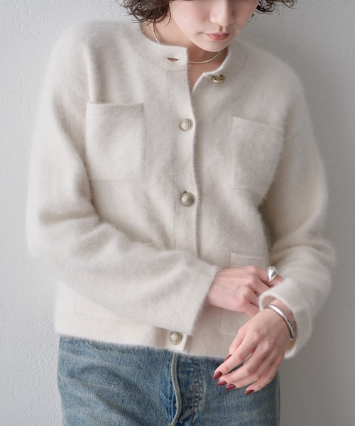 Whim Gazette(ウィムガゼット)の「〈WEB限定カラーあり〉カシミヤ混ファークルーネックニットジャケット(カーディガン/ボレロ・レディース・ベージュ/ブラウン/ブラック/グレー/オフホワイト/ネイビー・FREE)」の2枚目の写真