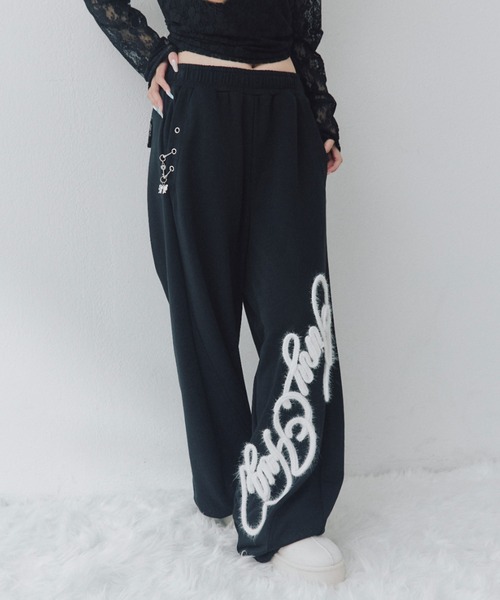 OLIVE des OLIVE(オリーブデオリーブ)の「ファーロゴバレルレッグパンツ(スウェットパンツ・レディース・ピンク/ブラック/チャコールグレー・FREE)」の1枚目の写真