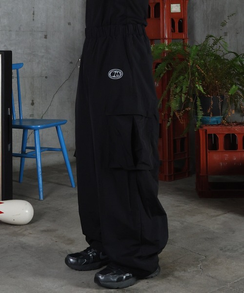 ILL'S(イルズ)の「キーリングループ ワンポイント ナイロンワイドカーゴパンツ ユニセックス(カーゴパンツ・メンズ・グレー/ネイビー/ブラック・L/M)」の16枚目の写真