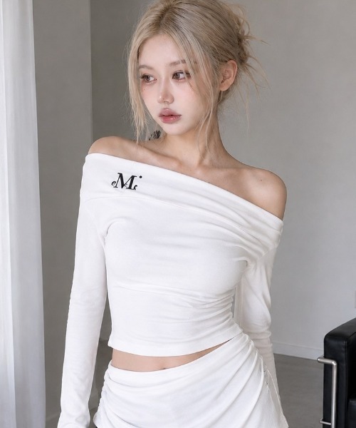 MUCENT(ムセント)の「A'GEM/9 × .kom 『MUCENT/ムセント』 RIVA SHIRRING SLIT OFF SHOULDER LONG SLEEVE TEE/RIVA シャーリングスリットオフショルダー(その他トップス・レディース・ブラック/チャコールグレー/ホワイト・FREE)」の2枚目の写真