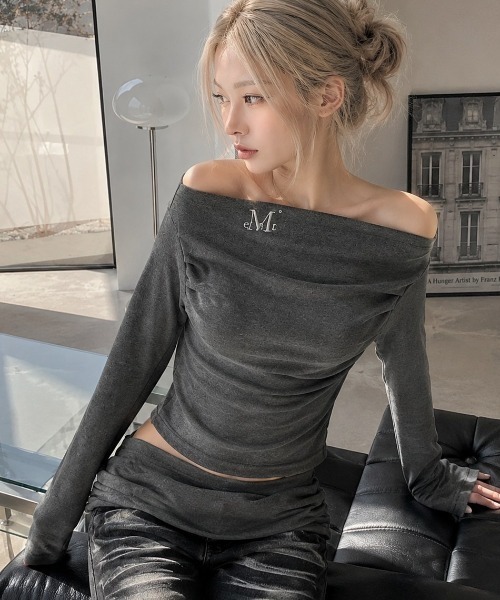 MUCENT(ムセント)の「A'GEM/9 × .kom 『MUCENT/ムセント』 RIVA SHIRRING SLIT OFF SHOULDER LONG SLEEVE TEE/RIVA シャーリングスリットオフショルダー(その他トップス・レディース・ブラック/チャコールグレー/ホワイト・FREE)」の3枚目の写真