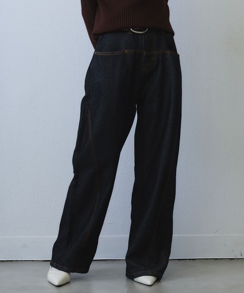 Clum（クルム）の「curved seam wide denim / ウエスト切り替えカーブワイドデニムパンツ（デニムパンツ・レディース・ダークブルー・SMALL/MEDIUM/LARGE）」の2枚目の写真