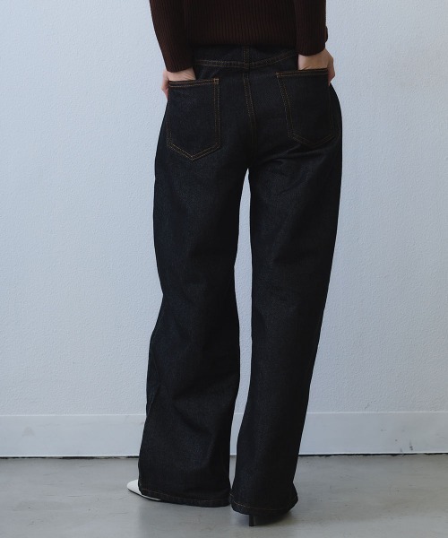 Clum（クルム）の「curved seam wide denim / ウエスト切り替えカーブワイドデニムパンツ（デニムパンツ・レディース・ダークブルー・SMALL/MEDIUM/LARGE）」の8枚目の写真