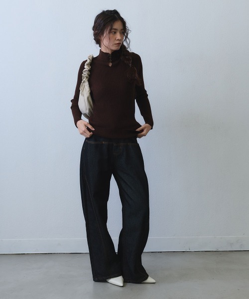 Clum（クルム）の「curved seam wide denim / ウエスト切り替えカーブワイドデニムパンツ（デニムパンツ・レディース・ダークブルー・SMALL/MEDIUM/LARGE）」の11枚目の写真