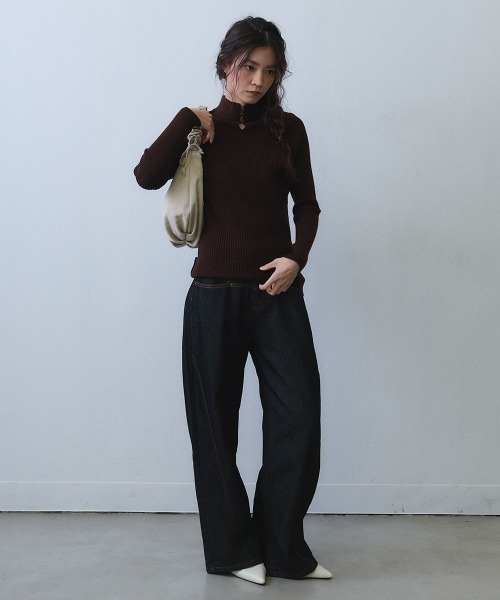 Clum（クルム）の「curved seam wide denim / ウエスト切り替えカーブワイドデニムパンツ（デニムパンツ・レディース・ダークブルー・SMALL/MEDIUM/LARGE）」の13枚目の写真