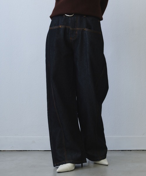 Clum（クルム）の「curved seam wide denim / ウエスト切り替えカーブワイドデニムパンツ（デニムパンツ・レディース・ダークブルー・SMALL/MEDIUM/LARGE）」の4枚目の写真