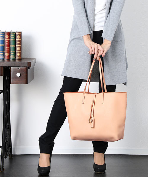 sankyo shokai（サンキョウショウカイ）の「フェイクレザー トートバッグ（トートバッグ・レディース・キャメル/ピンク/ブラック/ピンクベージュ・FREE）」の9枚目の写真