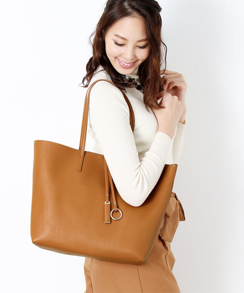 sankyo shokai（サンキョウショウカイ）の「フェイクレザー トートバッグ（トートバッグ・レディース・キャメル/ピンク/ブラック/ピンクベージュ・FREE）」の15枚目の写真