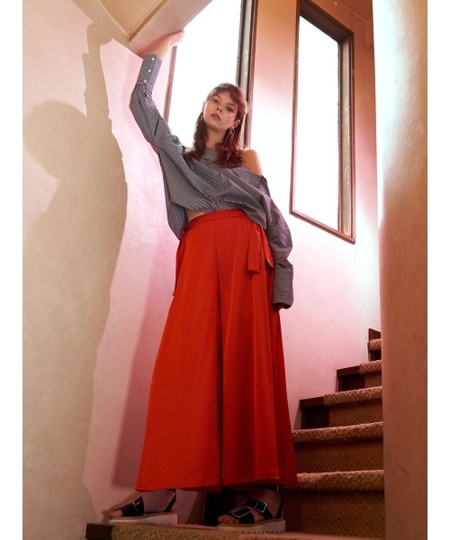 MURUA（ムルーア）の「スーパーワイドサテンパンツ（その他パンツ・レディース・オレンジ/ベージュ/ブラック・2/1）」の8枚目の写真