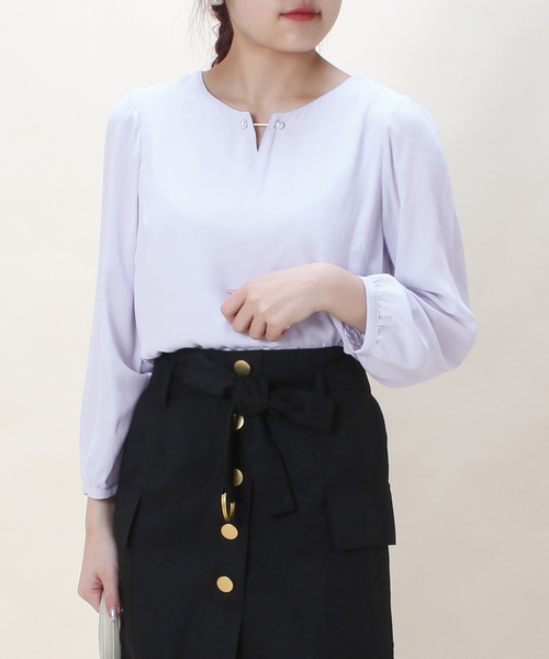 ASTORIA ODIER（アストリアオディール）の「パールピンブラウス（シャツ/ブラウス・レディース・ホワイト/ブラウン/ベージュ/グリーン/ネイビー/パープル・MEDIUM/LARGE）」の6枚目の写真