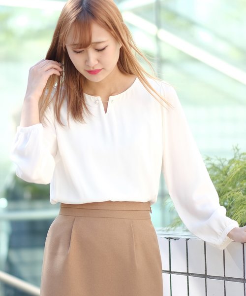 ASTORIA ODIER（アストリアオディール）の「パールピンブラウス（シャツ/ブラウス・レディース・ホワイト/ブラウン/ベージュ/グリーン/ネイビー/パープル・MEDIUM/LARGE）」の3枚目の写真