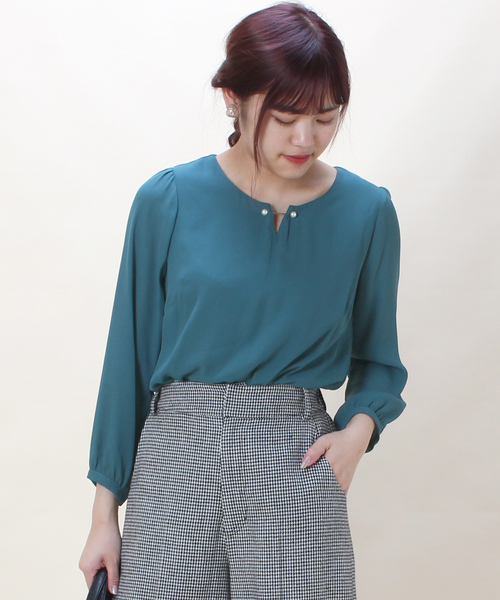 ASTORIA ODIER（アストリアオディール）の「パールピンブラウス（シャツ/ブラウス・レディース・ホワイト/ブラウン/ベージュ/グリーン/ネイビー/パープル・MEDIUM/LARGE）」の2枚目の写真