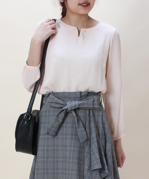 ASTORIA ODIER（アストリアオディール）の「パールピンブラウス（シャツ/ブラウス・レディース・ホワイト/ブラウン/ベージュ/グリーン/ネイビー/パープル・MEDIUM/LARGE）」の9枚目の写真