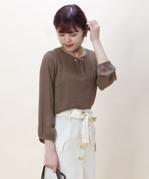 ASTORIA ODIER（アストリアオディール）の「パールピンブラウス（シャツ/ブラウス・レディース・ホワイト/ブラウン/ベージュ/グリーン/ネイビー/パープル・MEDIUM/LARGE）」の17枚目の写真