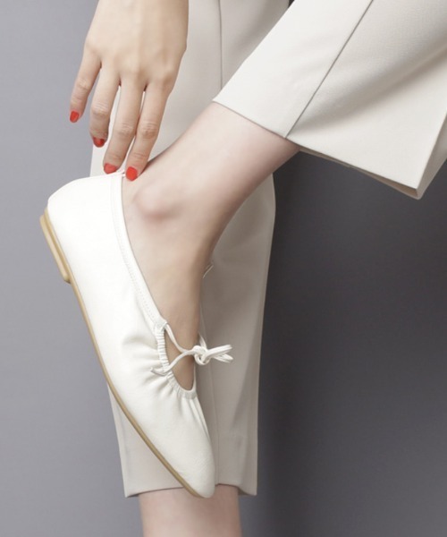 by muni:r（バイ ムニール）の「しわ加工 フラットシューズ（バレエシューズ・レディース・ブラック/アイボリー・23.0cm/24.0cm/25.0cm）」の2枚目の写真