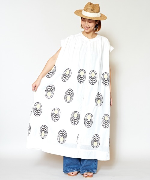 チャイハネ(チャイハネ)の「【チャイハネ】yul バンドカラーフレンチスリーブ刺繍ワンピース(ワンピース・レディース・ブルー/ホワイト・FREE)」の10枚目の写真