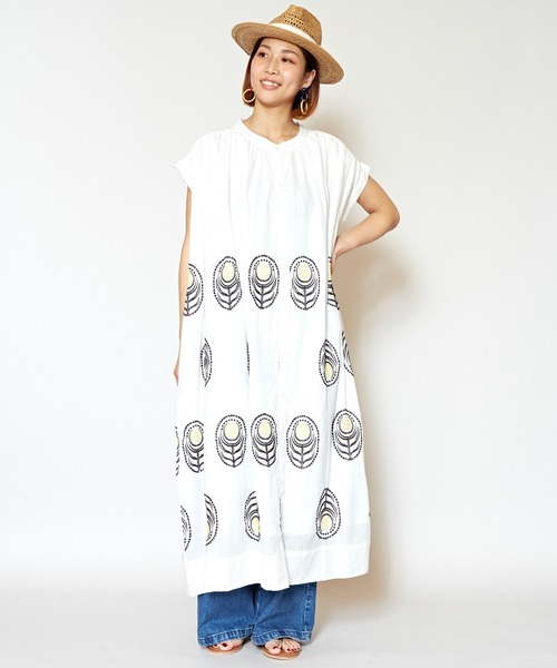 チャイハネ(チャイハネ)の「【チャイハネ】yul バンドカラーフレンチスリーブ刺繍ワンピース(ワンピース・レディース・ブルー/ホワイト・FREE)」の3枚目の写真