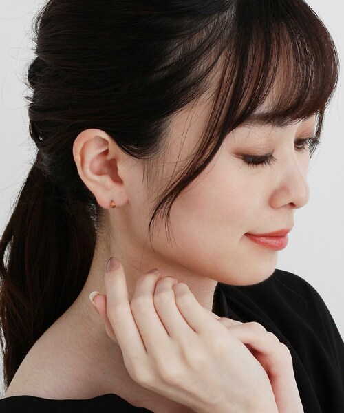 COCOSHNIK(ココシュニック)の「キューブ アシンメトリー イヤーカフピアス(ピアス(両耳用)・レディース・ホワイト系その他7・00)」の11枚目の写真