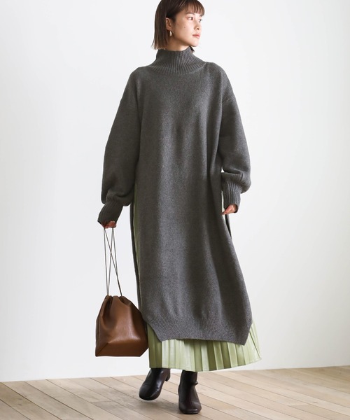 select MOCA(セレクトモカ)の「ハイネックオーバースリットニットワンピース(ワンピース・レディース・アイボリー/モカ/チャコール・FREE)」の4枚目の写真