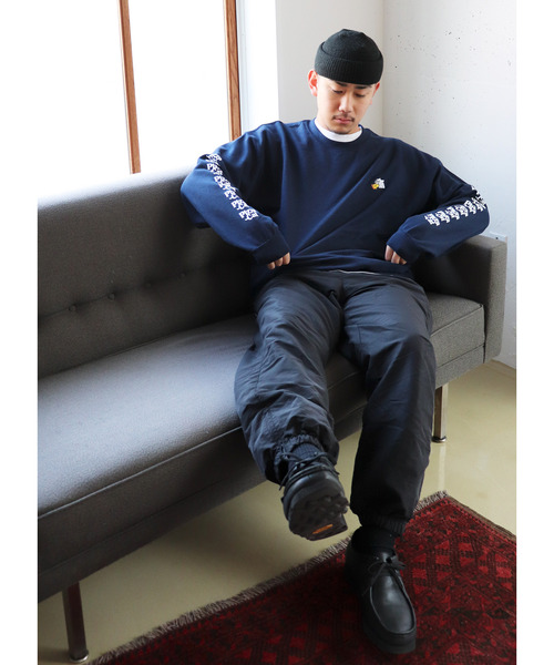 And A（アンドエー）の「AlexanderLeeChang アレキサンダーリーチャン / PIZZA CAT CREW ピザキャットクルーネックスウェット トレーナー バックプリント ワンポイント 刺繍 袖プリント スリーブプリント 猫 ロゴプリント カレッジロゴ ドロップショルダー ワイド ボックス ビッグシルエット / AC012110（スウェット・メンズ・グレー/ネイビー/イエロー・2/3/4）」の12枚目の写真