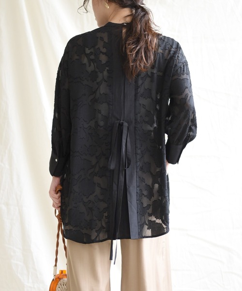 LHELBIE(レルビエ)の「シアージャカードバックリボンシャツ(シャツ/ブラウス・レディース・ベージュ/ブラック/オフホワイト・M)」の7枚目の写真