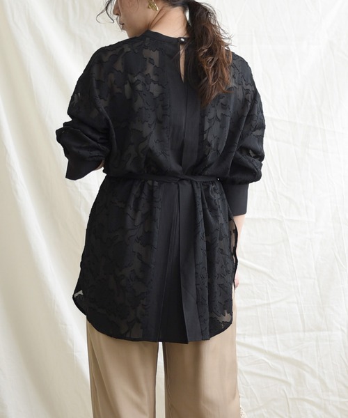 LHELBIE(レルビエ)の「シアージャカードバックリボンシャツ(シャツ/ブラウス・レディース・ベージュ/ブラック/オフホワイト・M)」の9枚目の写真