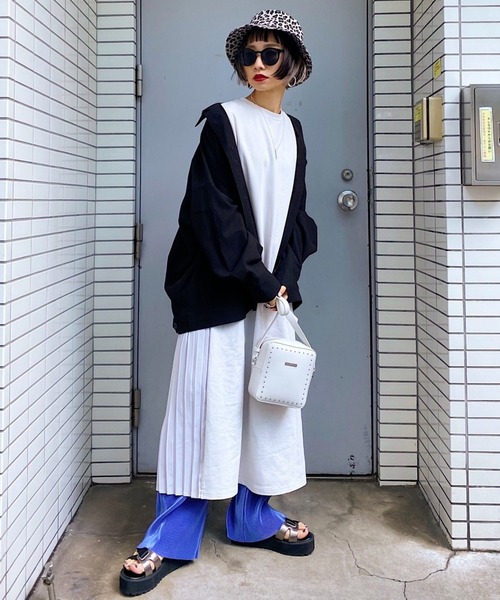 PAGEBOY(ページボーイ)の「サイドプリーツカットワンピース(ワンピース・レディース・ブラック×ホワイト/ブラック×ブラック/グレイッシュベージュ・FREE)」の16枚目の写真