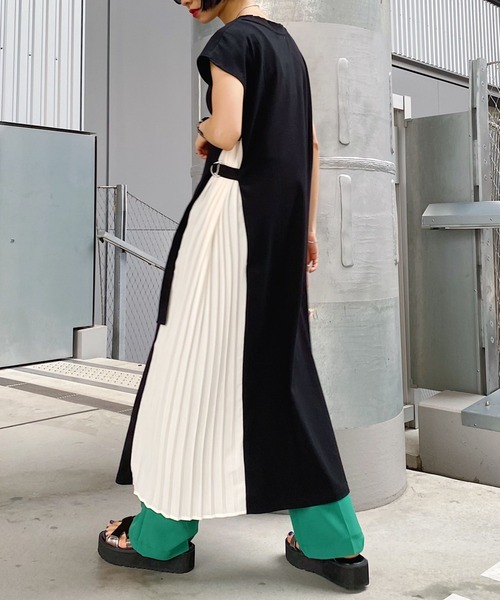 PAGEBOY(ページボーイ)の「サイドプリーツカットワンピース(ワンピース・レディース・ブラック×ホワイト/ブラック×ブラック/グレイッシュベージュ・FREE)」の4枚目の写真