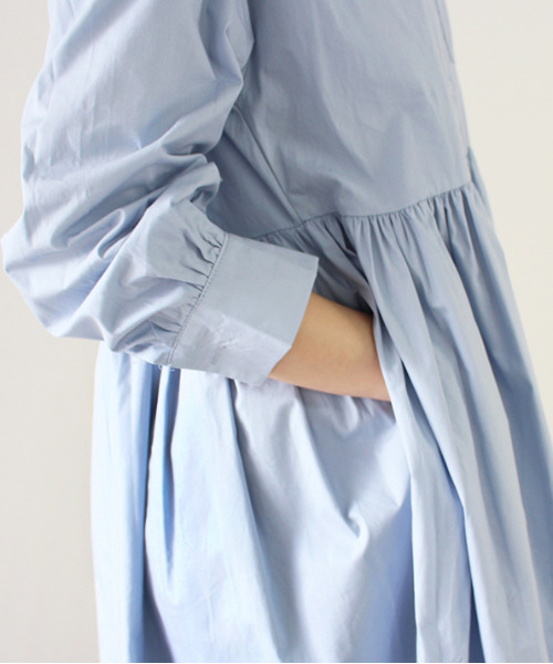 MODE ROBE（モードローブ）の「ギャザーロングシャツワンピース（シャツワンピース・レディース・ブルー/ホワイト・FREE）」の4枚目の写真