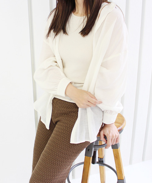 MODE ROBE(モードローブ)の「ノーカラーシアーシャツ(シャツ/ブラウス・レディース・ホワイト・FREE)」の2枚目の写真