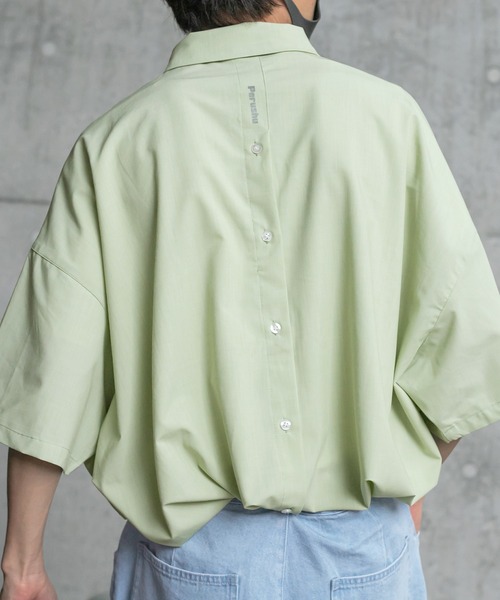 Perushu（ペルーシュ）の「リフレクターロゴバックボタンアシメシャツ（シャツ/ブラウス・メンズ・ホワイト/ライトグリーン/サックスブルー・MEDIUM/LARGE）」の3枚目の写真